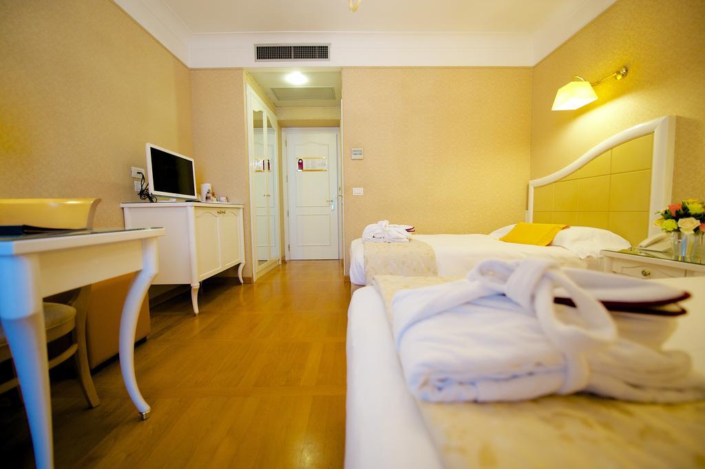 Hotel Mercure Milano Centro Exteriör bild